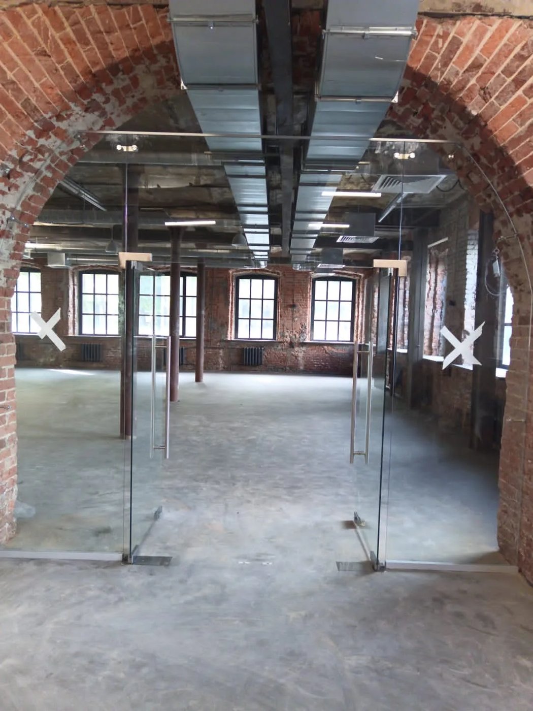 Цельностеклянные перегородки в loft-офисе